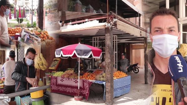 مقهى يتحول إلى محل لبيع الفواكه بسبب الإغلاق الليلي في رمضان